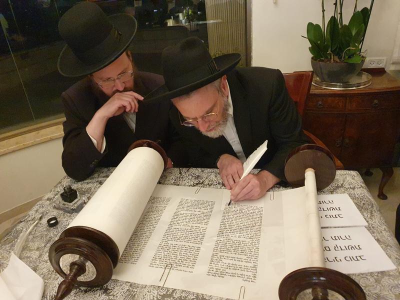 הרב עמנואל ברנשטיין כותב ספר תורה